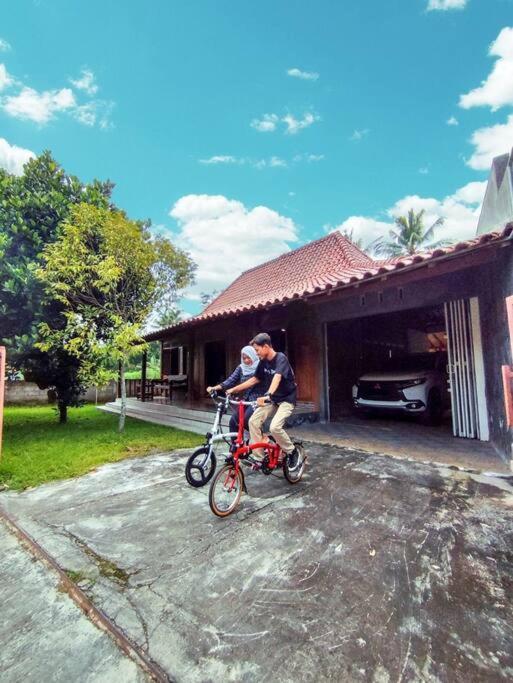 Ndalem Arsita Villa Jogjakarta Buitenkant foto