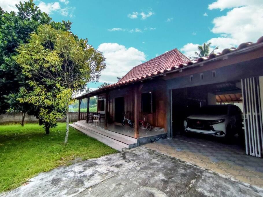 Ndalem Arsita Villa Jogjakarta Buitenkant foto